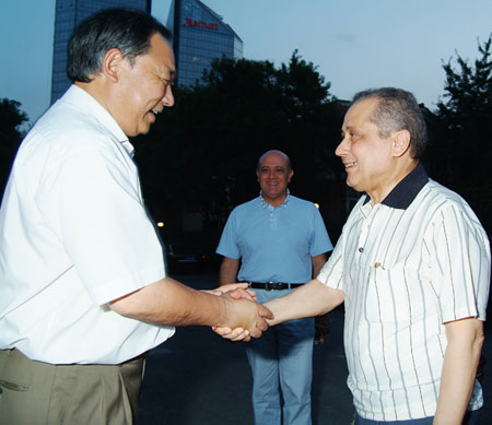 The Minister of Foreign Affairs of Tunisia Visits Peace Garden